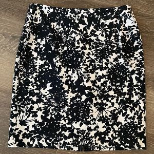 Banana Republic Sz 8 black and white floral pencil skirt